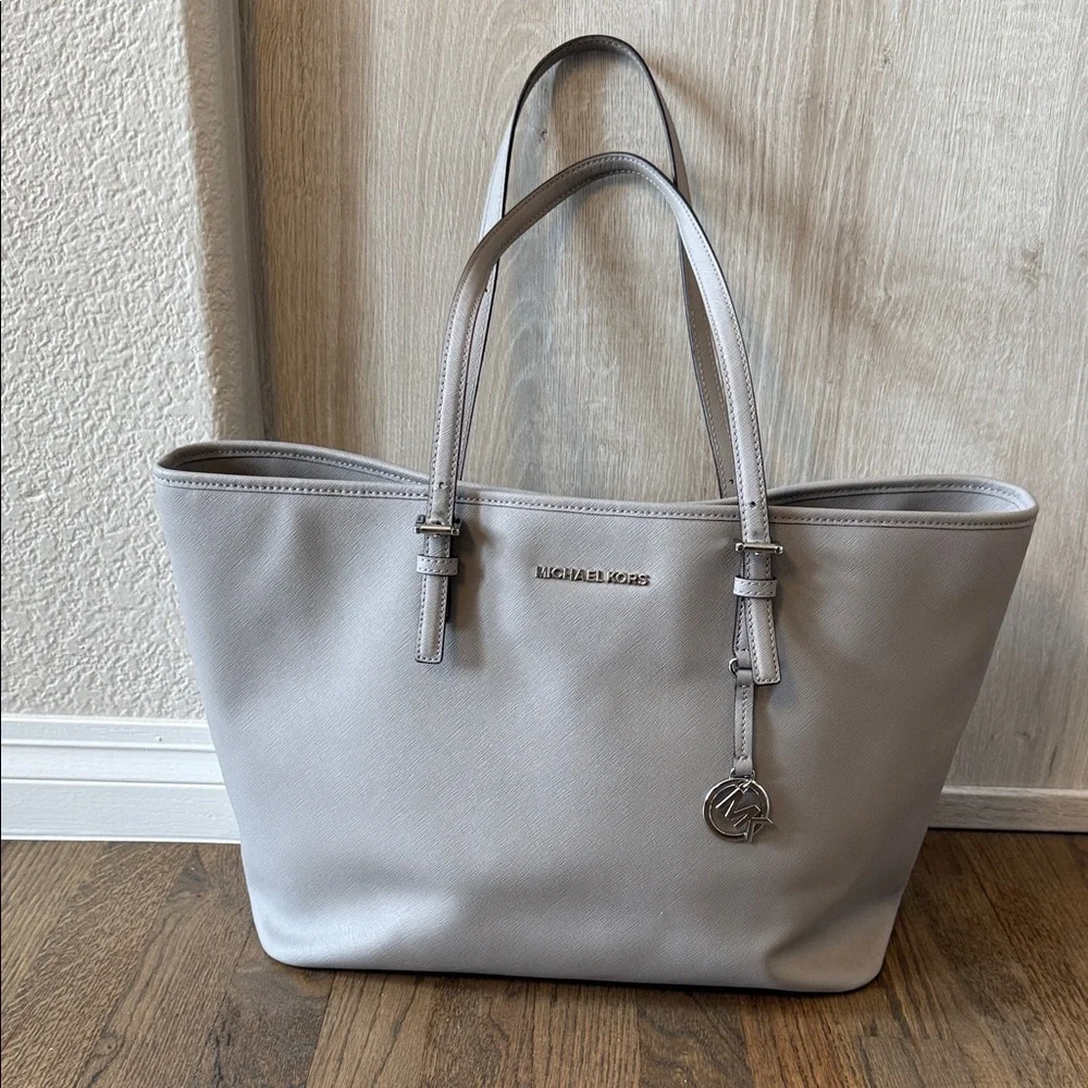 Michael Kors Saffiano Leather Jet Set Light Gray Bag Padded Laptop Closure